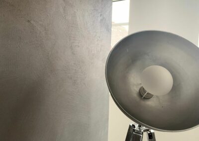 Lampe vor Wand mit Spachteltechnik